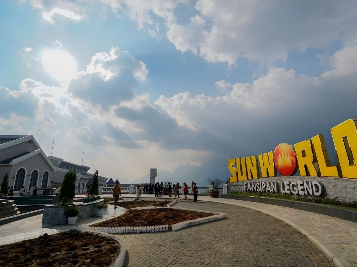 Sau khi lưu trú homestay Y Tý du khách có thể khám phá thêm Sun World Fansipan Legend.