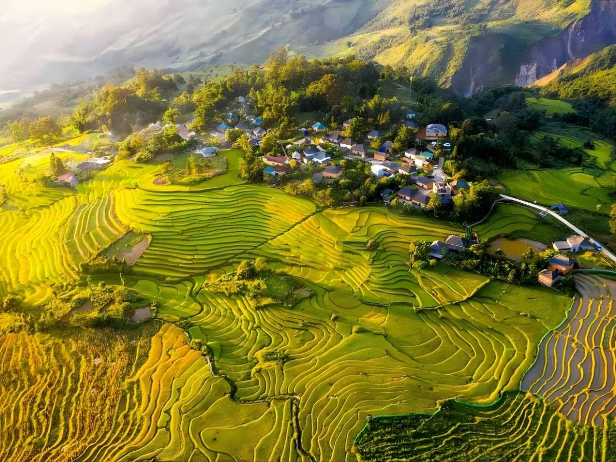 Y Tý tại tỉnh Lào Cai gây ấn tượng với ruộng bậc thang rộng lớn và bản làng ẩn giữa núi cao.