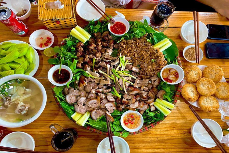 Mẹt thịt lợn cắp nách hấp sả là món ăn được nhiều thực khách lựa chọn khi tới Sa Pa