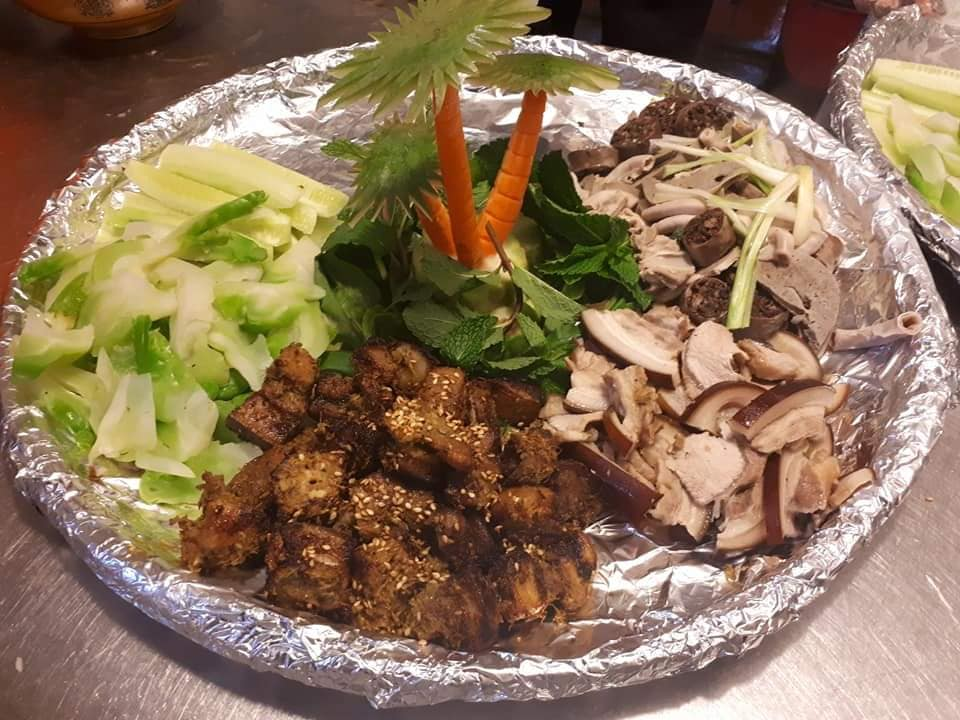 Mùi thơm của thịt lợn cắp nách nướng than hoa thu hút nhiều thực khách tới thưởng thức