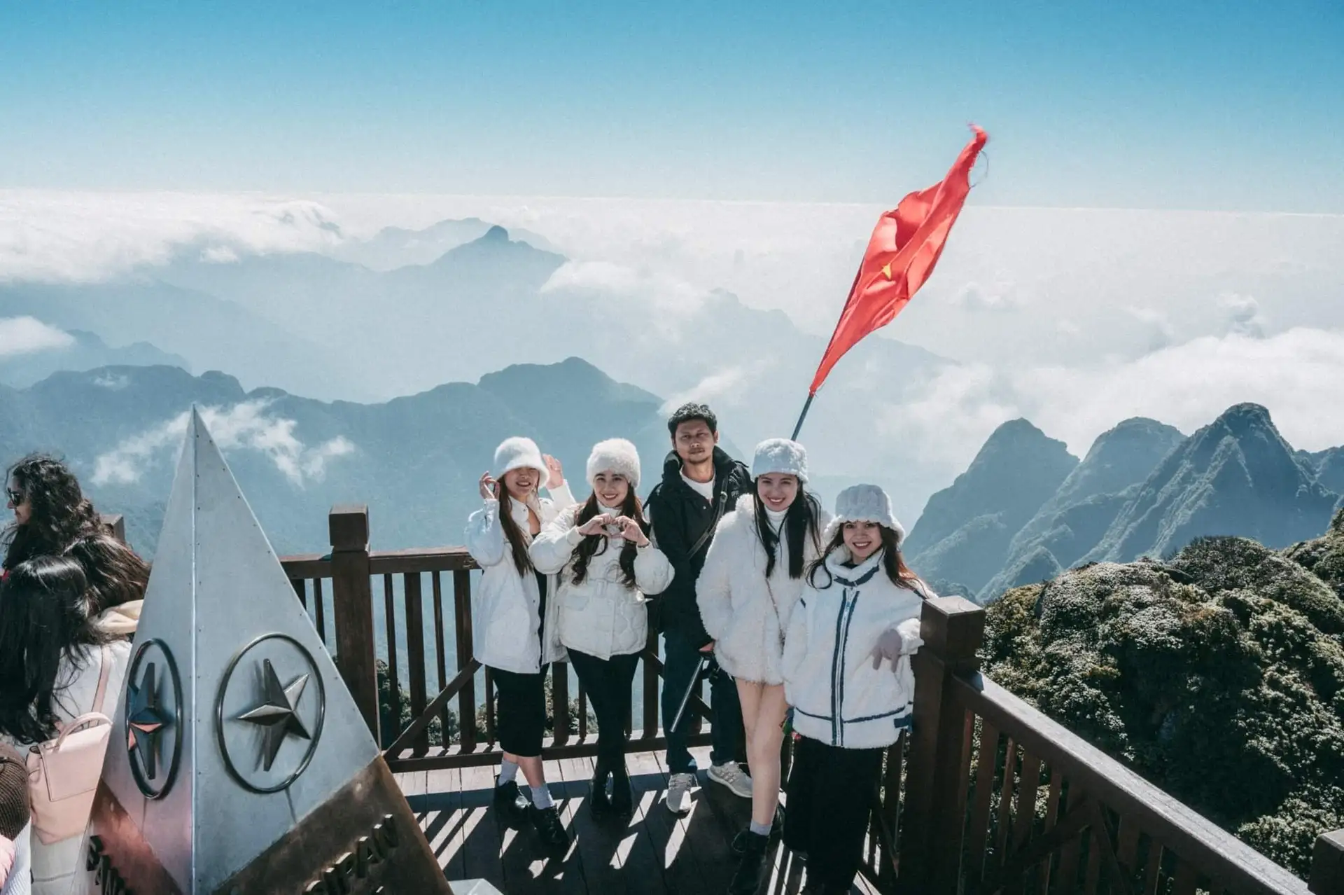 Du khách hào hứng check in tại cột mốc 3.143 m