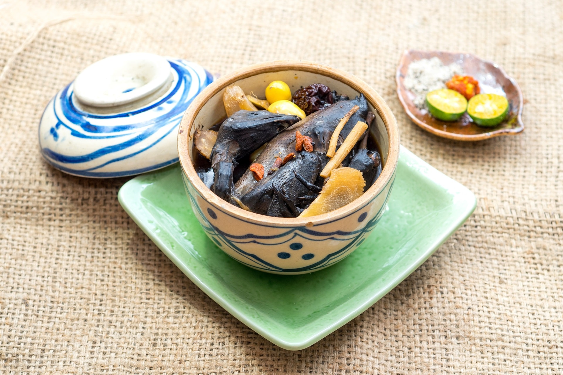 Du khách nên sơ chế nhẹ nhàng để thịt gà giữ được độ tươi ngon