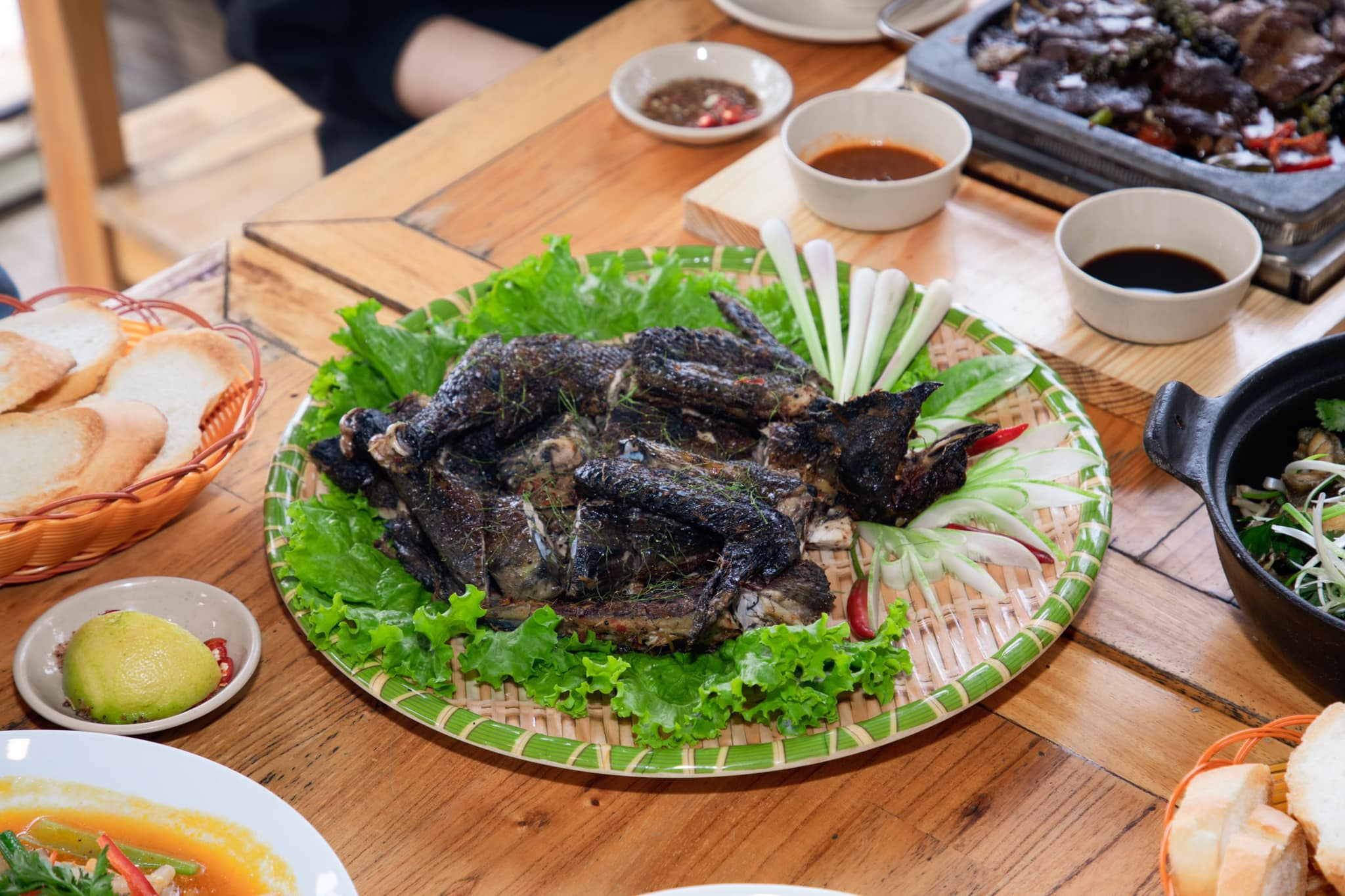 Buổi tối rất thích hợp để thưởng thức gà đen nướng mắc khén trong thời tiết se lạnh của Sa Pa