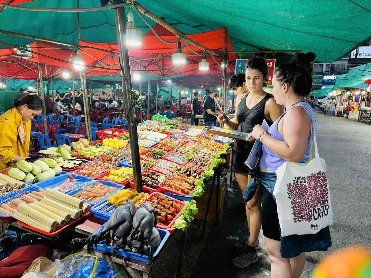 Du khách có thể đi dạo và ăn vặt tại chợ đêm Sa Pa