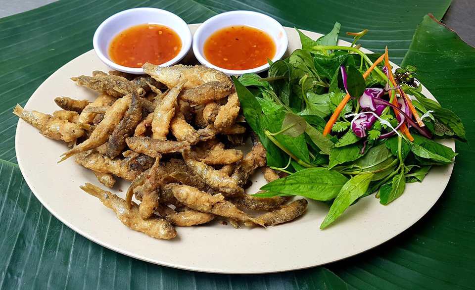 Cá suối nướng nên thưởng thức ngay sau khi nướng nóng để đảm bảo vị ngon