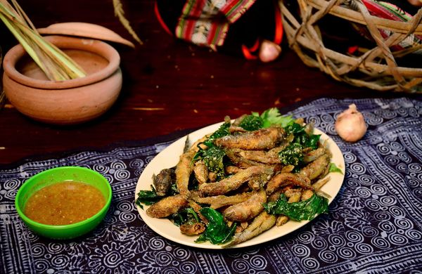 Cá suối nướng ăn kèm nước chấm sẽ ngon và đậm vị hơn