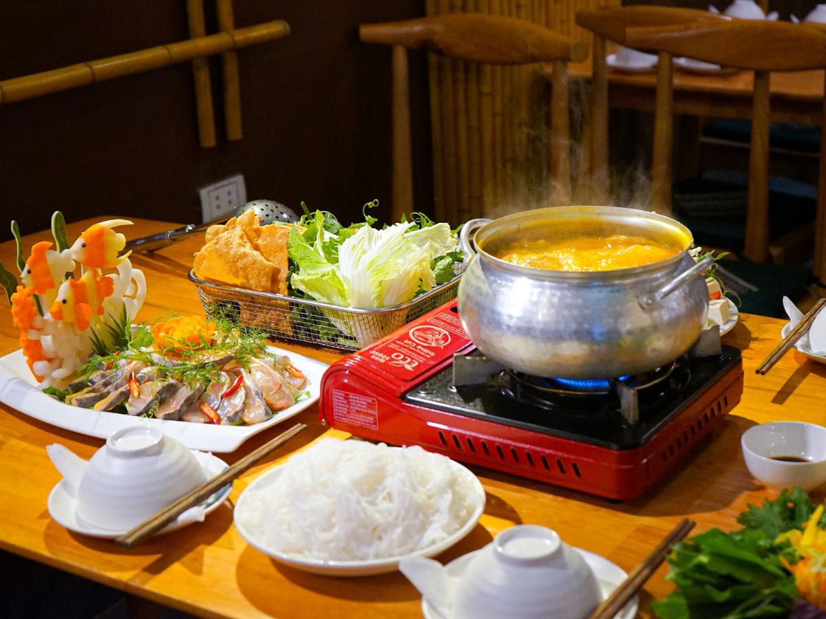 Lẩu cá tầm là món ăn làm nên tên tuổi của quán. 