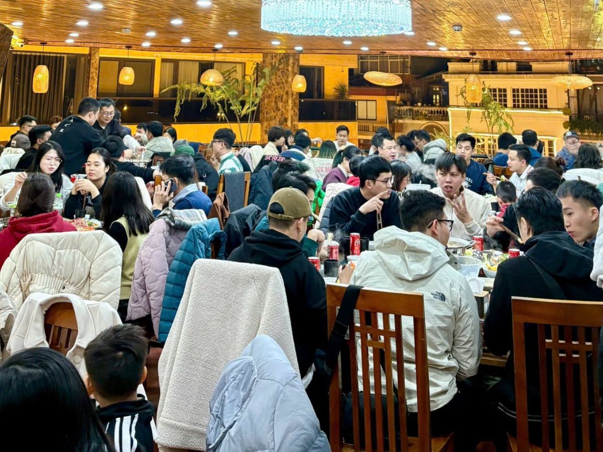 Không gian nhà hàng tạo cảm giác ấm cúng và gần gũi.
