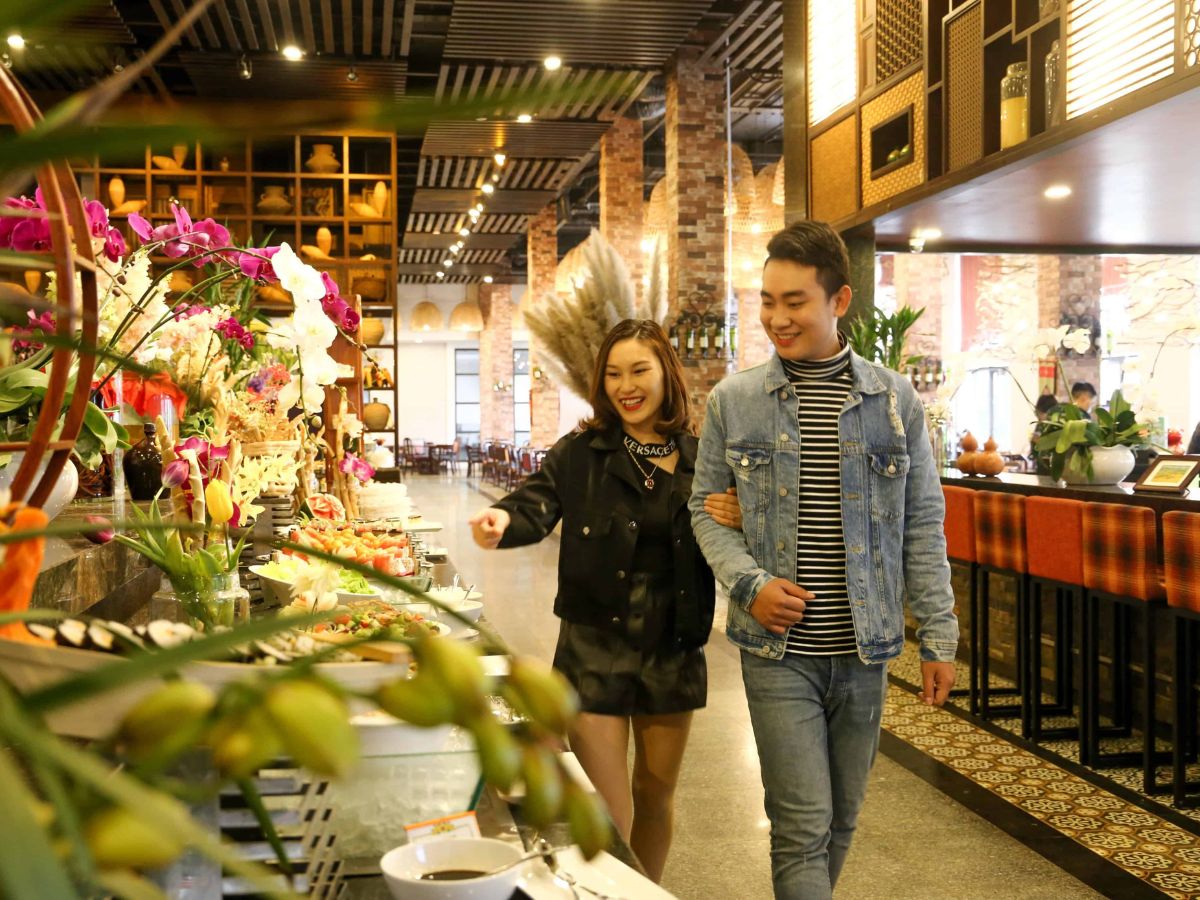 Nhà hàng Vân Sam sở hữu không gian rộng rãi và thoáng đãng.