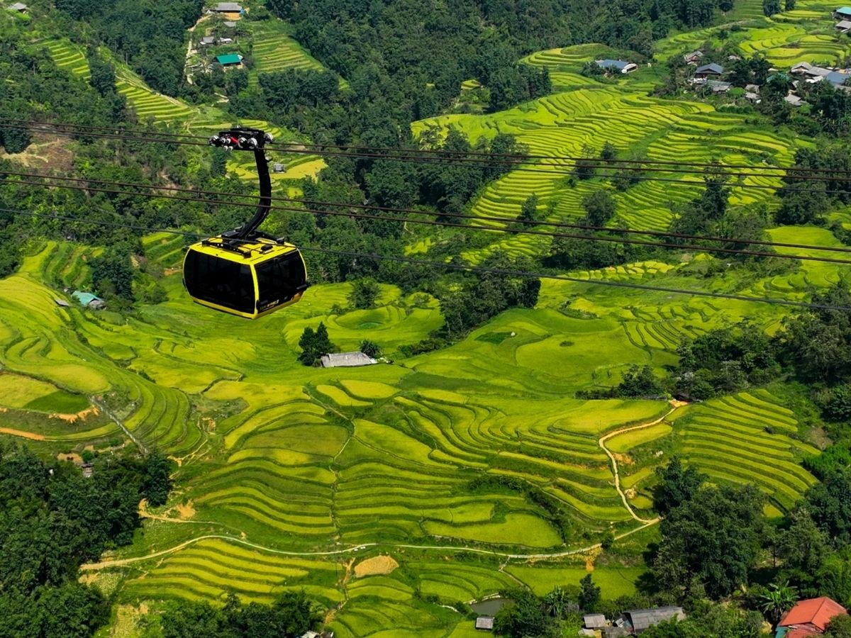 Ruộng bậc thang tạo nên cảnh quan đặc trưng của bản làng.