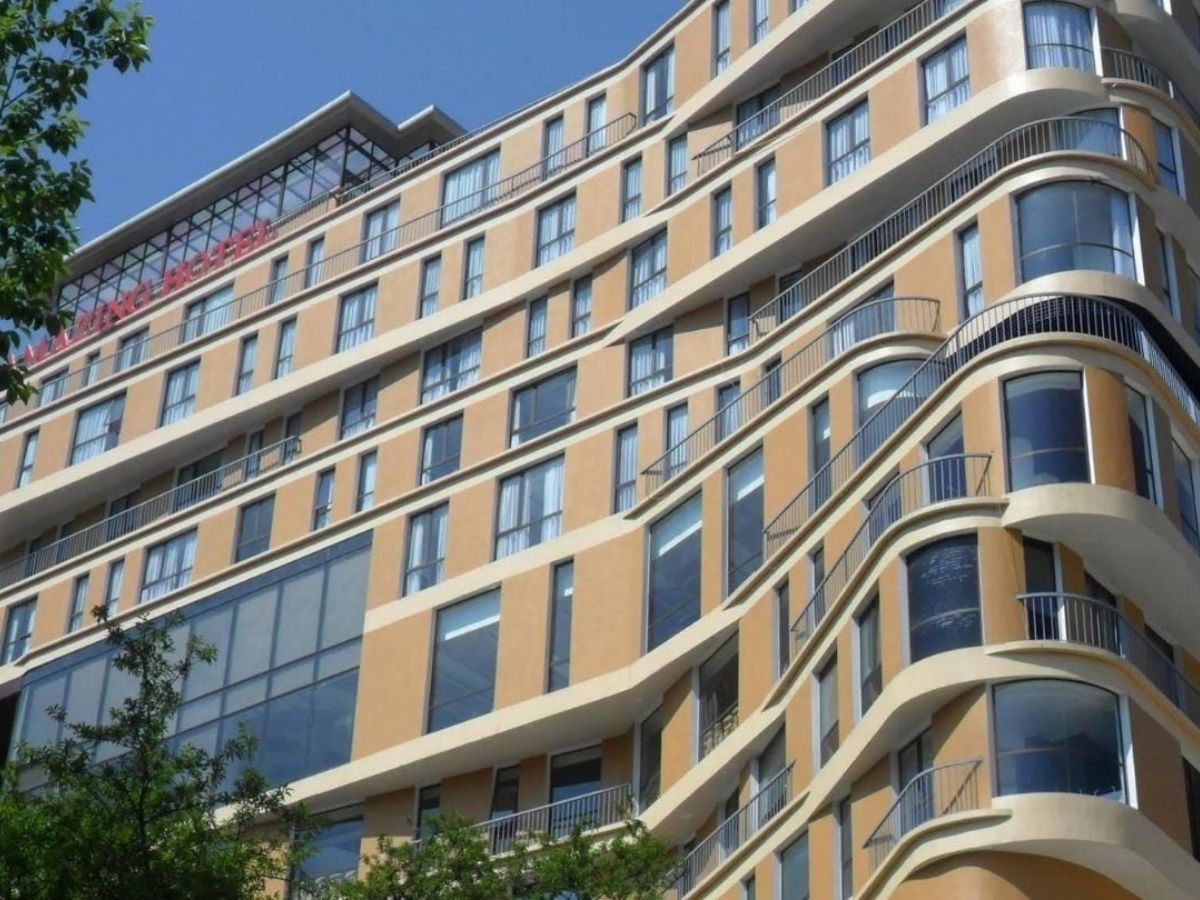 Khách sạn mang đến không gian lưu trú tiện nghi và hiện đại.