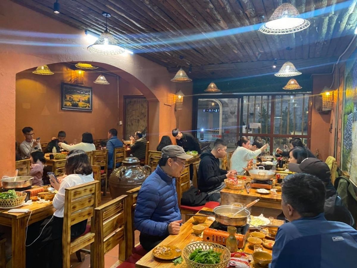 Nhà hàng A Phủ Sa Pa nổi bật với hương vị ẩm thực Tây Bắc đặc trưng.