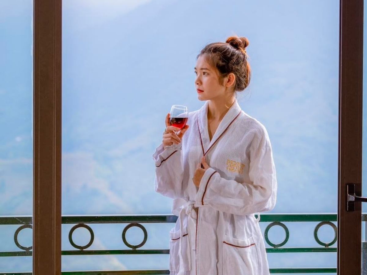 Vista Sapa nổi bật với kiến trúc hiện đại giữa không gian núi rừng.
