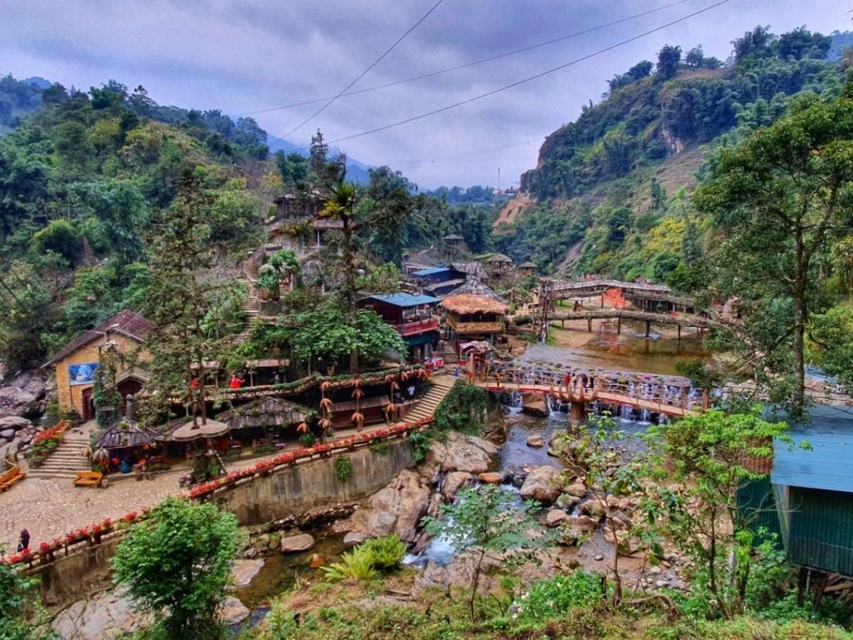Dòng suối trong veo mang lại cảm giác yên bình, mát lành