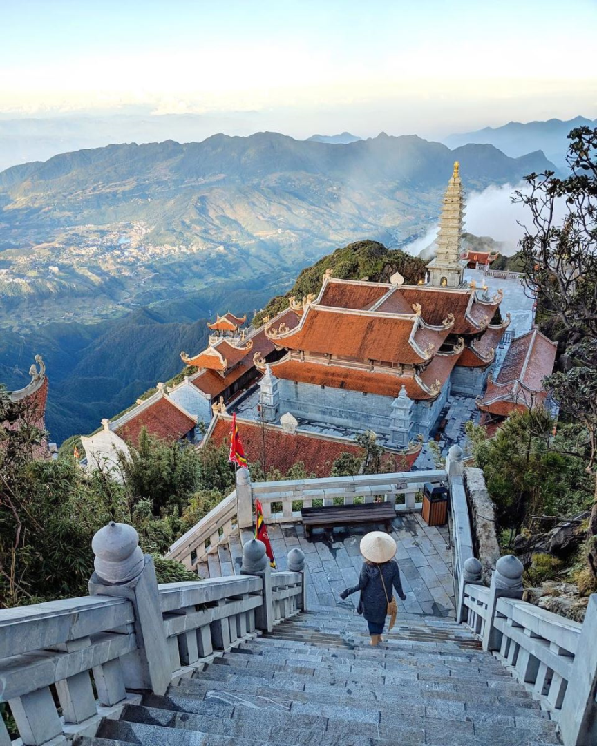 Công trình tâm linh quy mô lớn được xây dựng hài hòa với địa hình núi cao