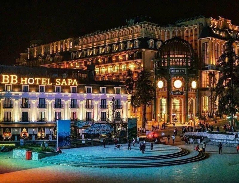 Nhiều du khách yêu thích khám phá Sa Pa vào buổi tối.