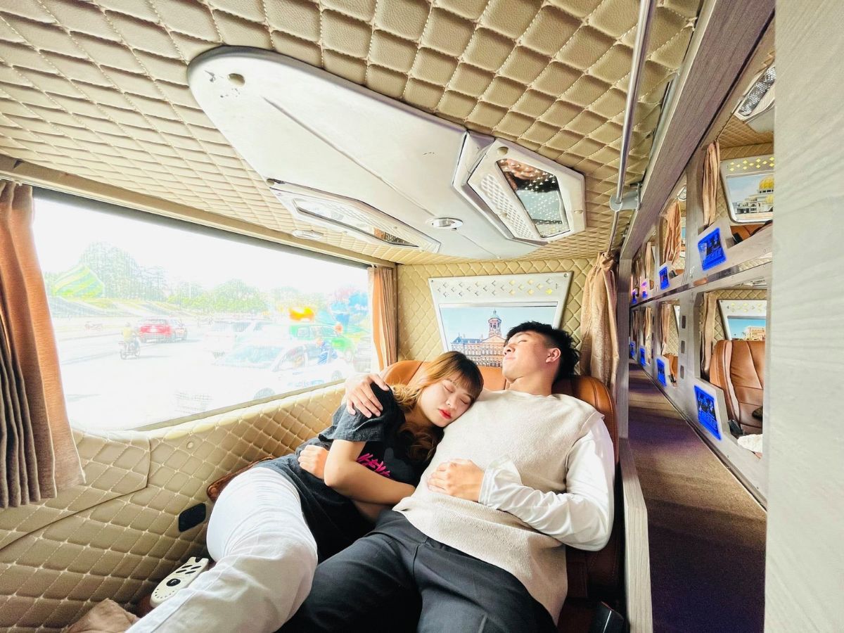 Chăn gối sạch sẽ tạo cảm giác thư giãn khi nghỉ ngơi trên xe. 