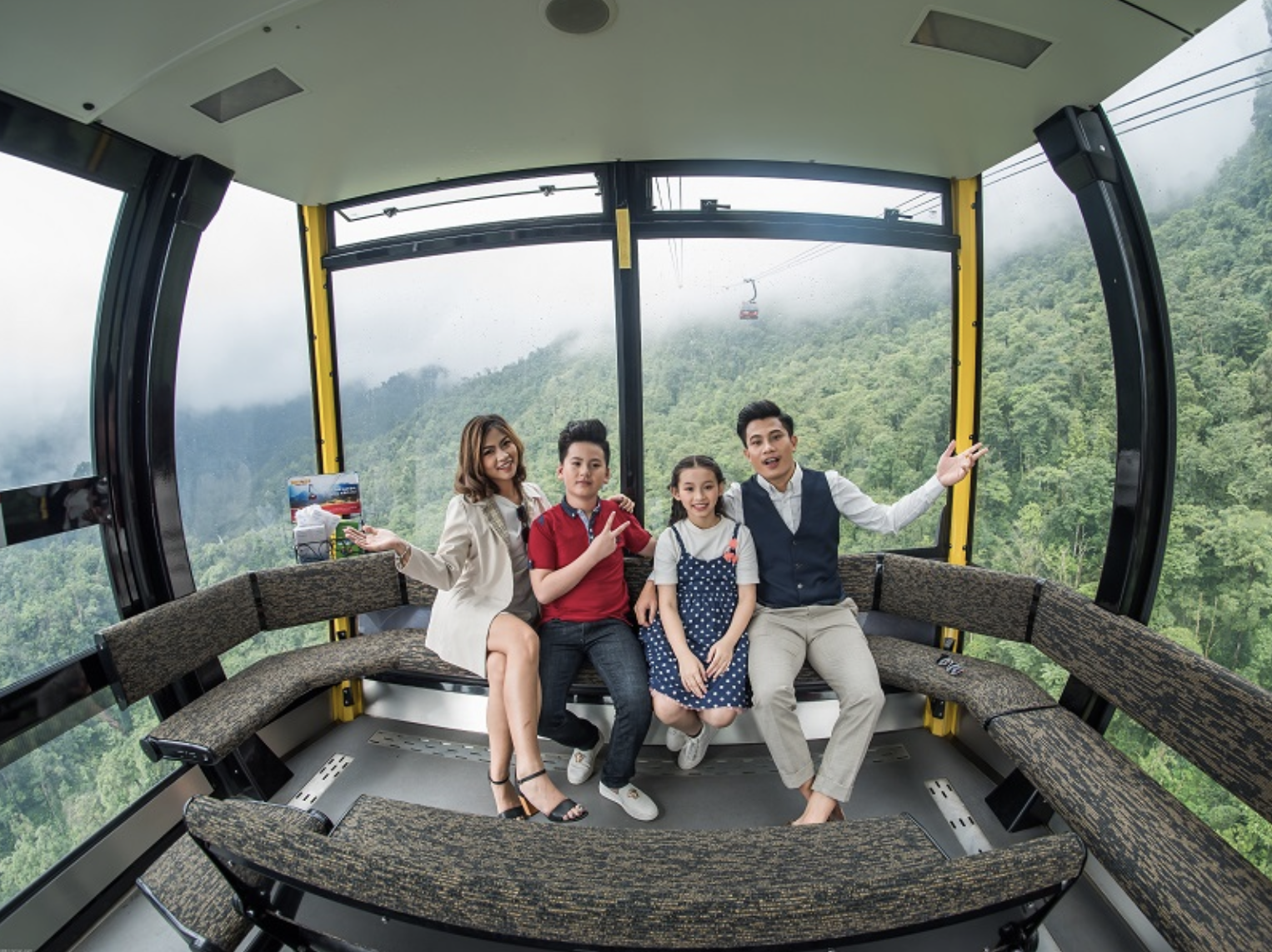 Từ cabin cáp treo, du khách có thể chiêm ngưỡng toàn cảnh dãy Hoàng Liên Sơn và thung lũng Mường Hoa. 
