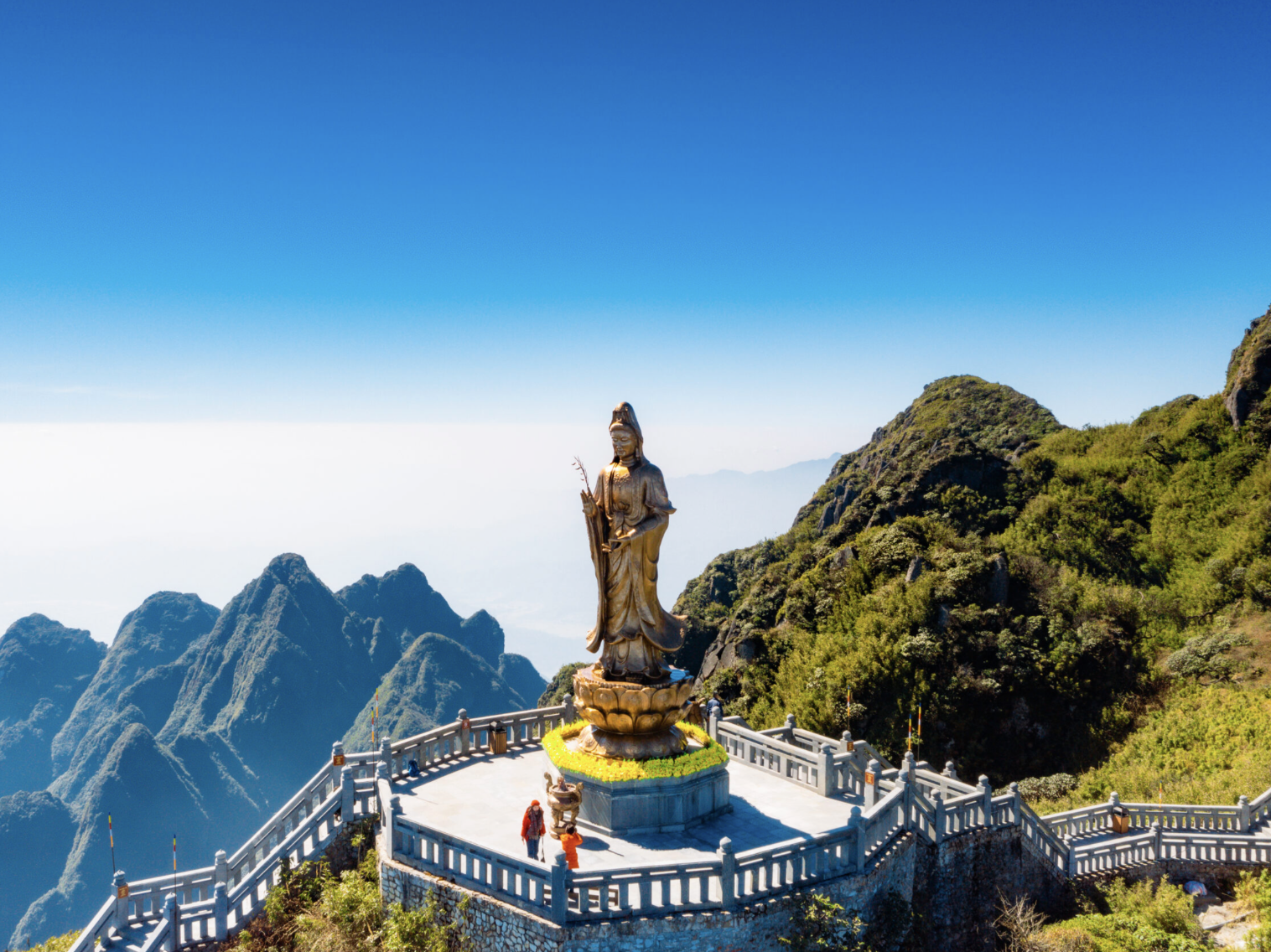 Không gian quanh tượng mang đến cảm giác an yên, là nơi nhiều người dừng lại để chiêm bái và tận hưởng sự tĩnh lặng.