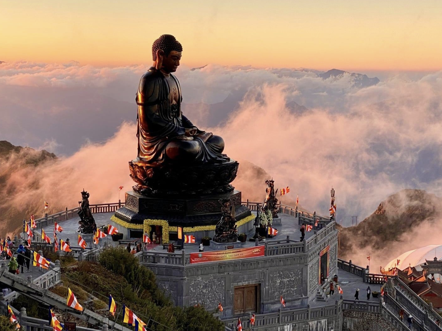 Công trình được xây dựng hài hòa giữa kiến trúc Phật giáo và cảnh quan núi non. 