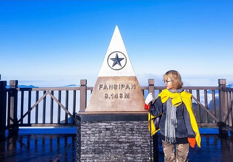 Nhiều du khách check-in tại đỉnh Fansipan cao 3.143m.