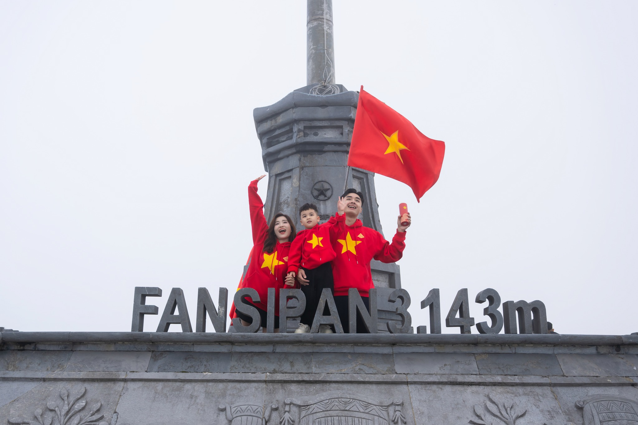 Du khách hào hứng check-in khoảnh khắc chinh phục đỉnh Fansipan giữa biển mây.