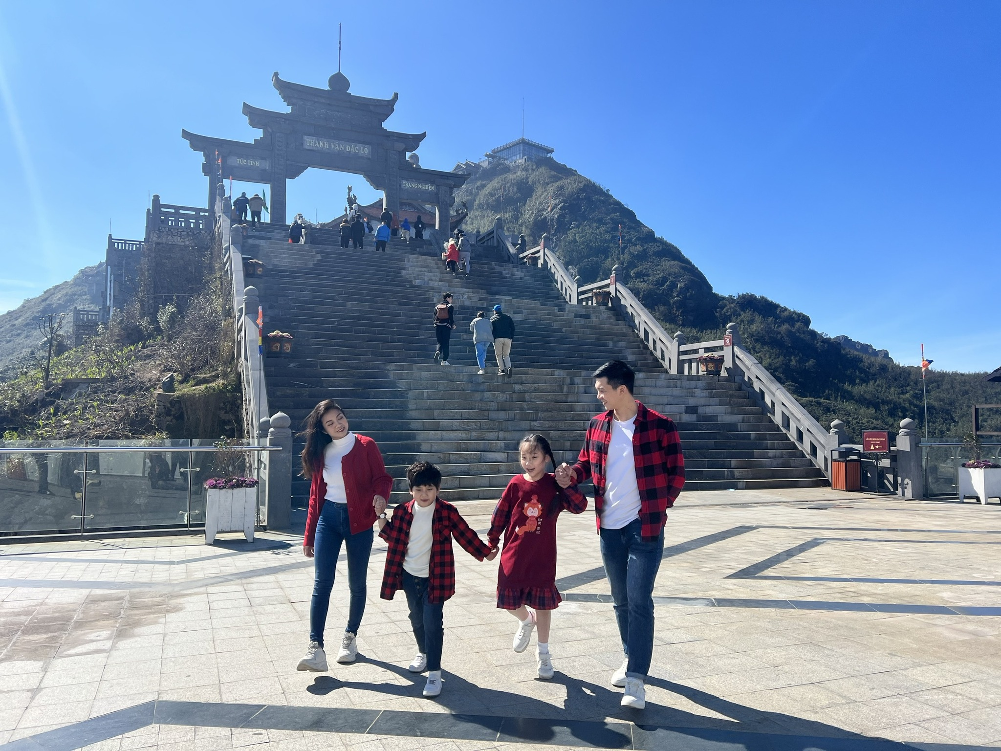 Gia đình cùng nhau khám phá và chiêm bái các công trình tâm linh tại Fansipan.