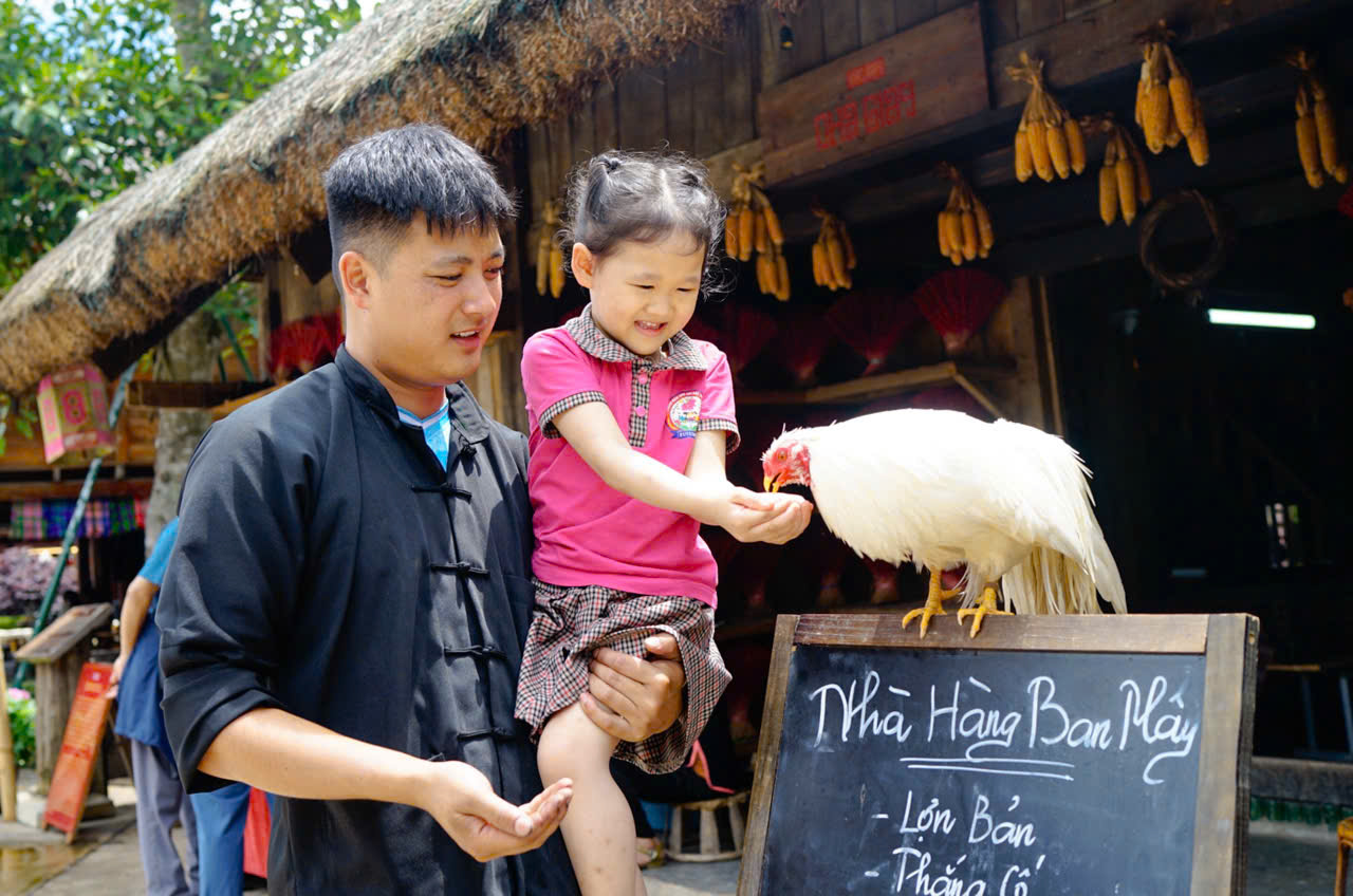 Du khách nhí khám phá văn hoá dân tộc miền núi Tây Bắc tại bản Mây.