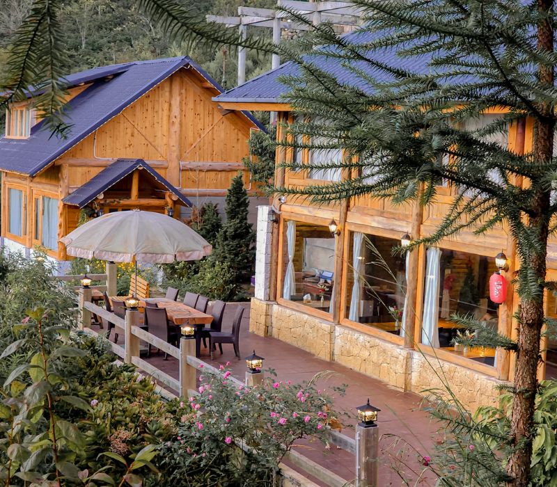 Các bungalow bằng gỗ được thiết kế đa dạng, phù hợp cả khi thời tiết se lạnh hay nắng ấm, mang lại trải nghiệm đậm chất thiên nhiên.