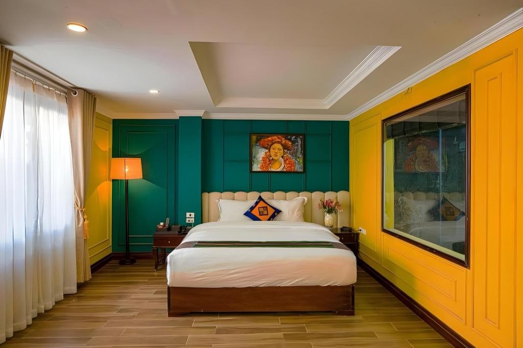Trong số các khách sạn 3 sao tại trung tâm thị trấn, Sapa Clover Hotel được đánh giá cao nhờ sở hữu vị trí đắc địa ngay trên trục đường du lịch sôi động.