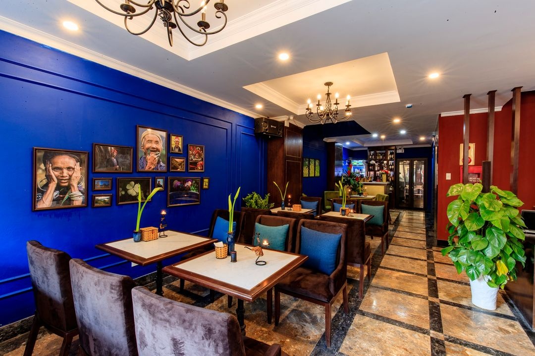 Khách sạn sở hữu một nhà hàng quy mô vừa, phục vụ các bữa sáng, trưa và tối.