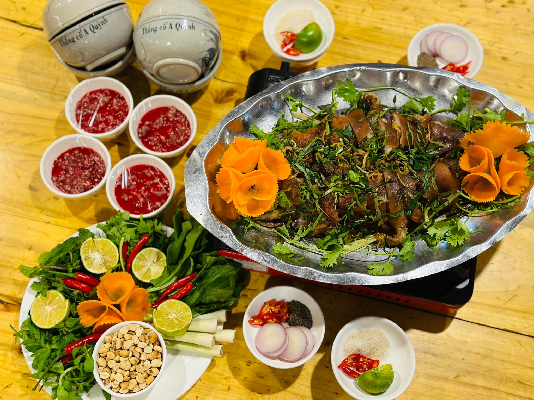 Nhà hàng Thắng cố A Quỳnh Sapa nằm tại số 15 Thạch Sơn, ngay khu vực trung tâm thị trấn Sapa.