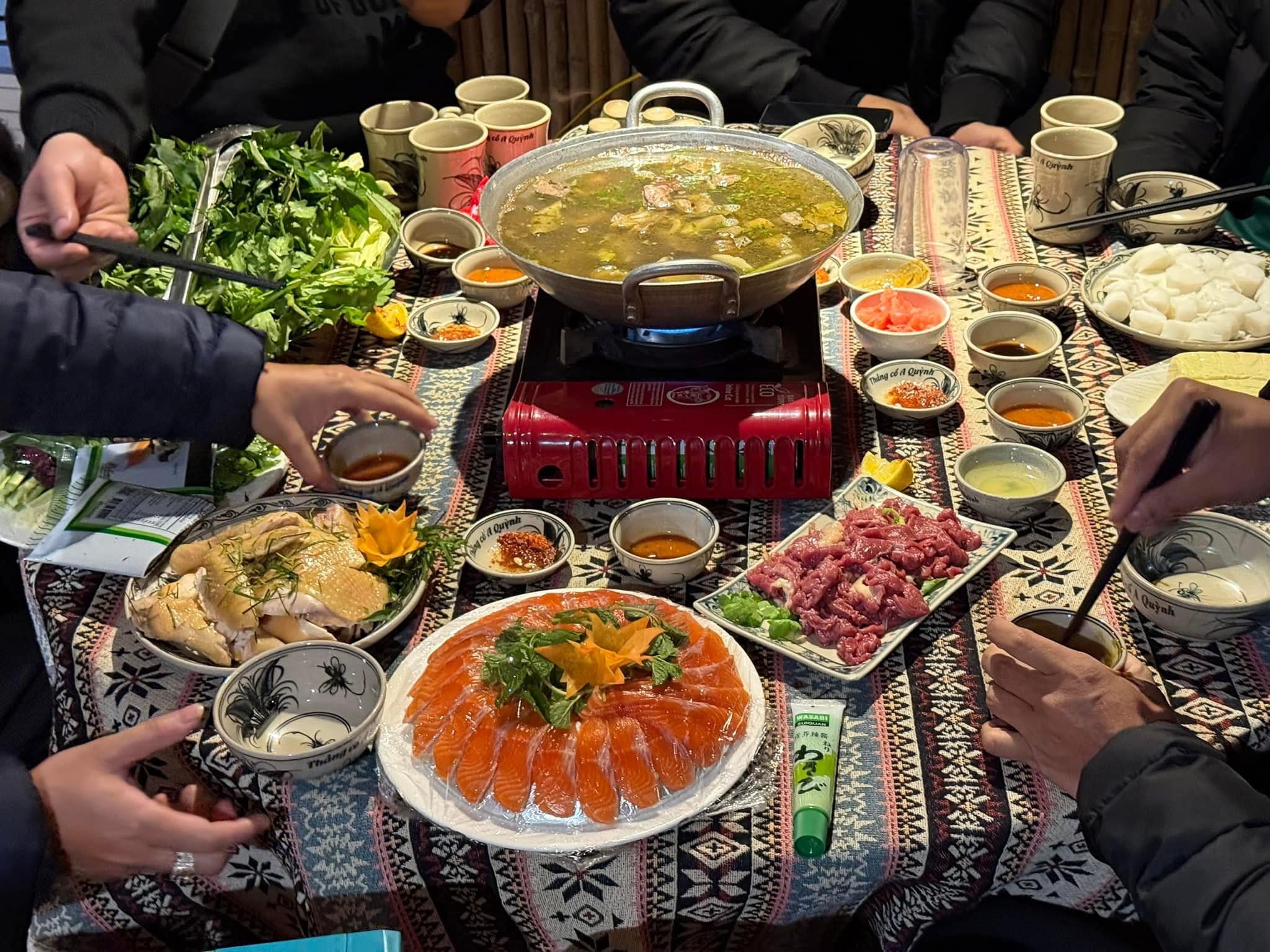 Ngoài ra, thực đơn còn có các món như thịt trâu gác bếp, thịt lợn bản nướng, lẩu cá hồi… giúp thực khách có nhiều lựa chọn hơn khi đi theo nhóm.