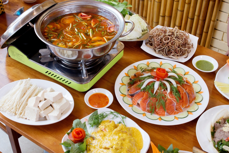 Gỏi cá hồi, lẩu cá tầm là đặc sản không thể bỏ qua ở Sapa.