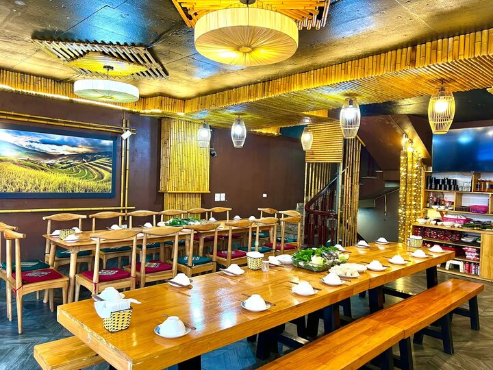 Nhà hàng Sang Mèo Sapa ghi điểm nhờ khả năng phục vụ tốt cho nhiều nhóm khách khác nhau, từ khách lẻ, gia đình nhỏ đến các đoàn du lịch đông người.
