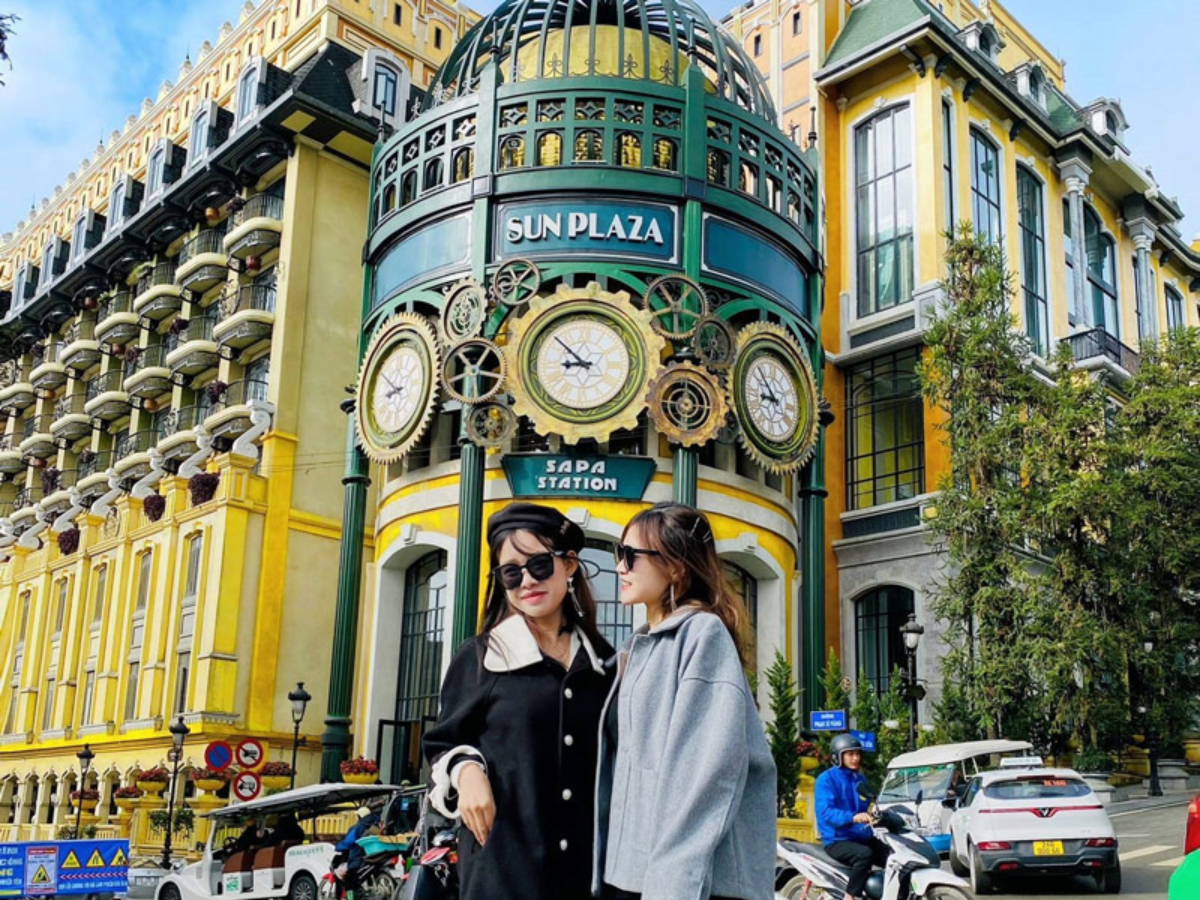 Tòa Sun Plaza - biểu tượng mới của Sapa - nằm ngay gần nhà hàng Sang Mèo.