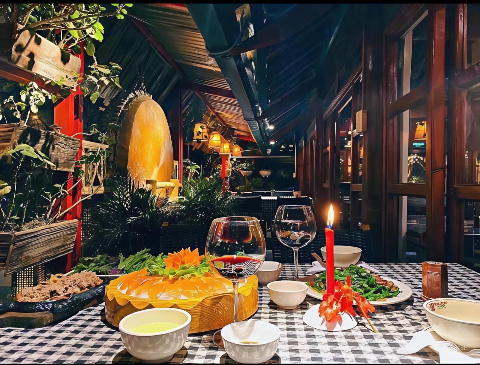 Dù vào những thời điểm đông khách, nhân viên vẫn cố gắng hỗ trợ, sắp xếp chỗ ngồi và phục vụ chu đáo.