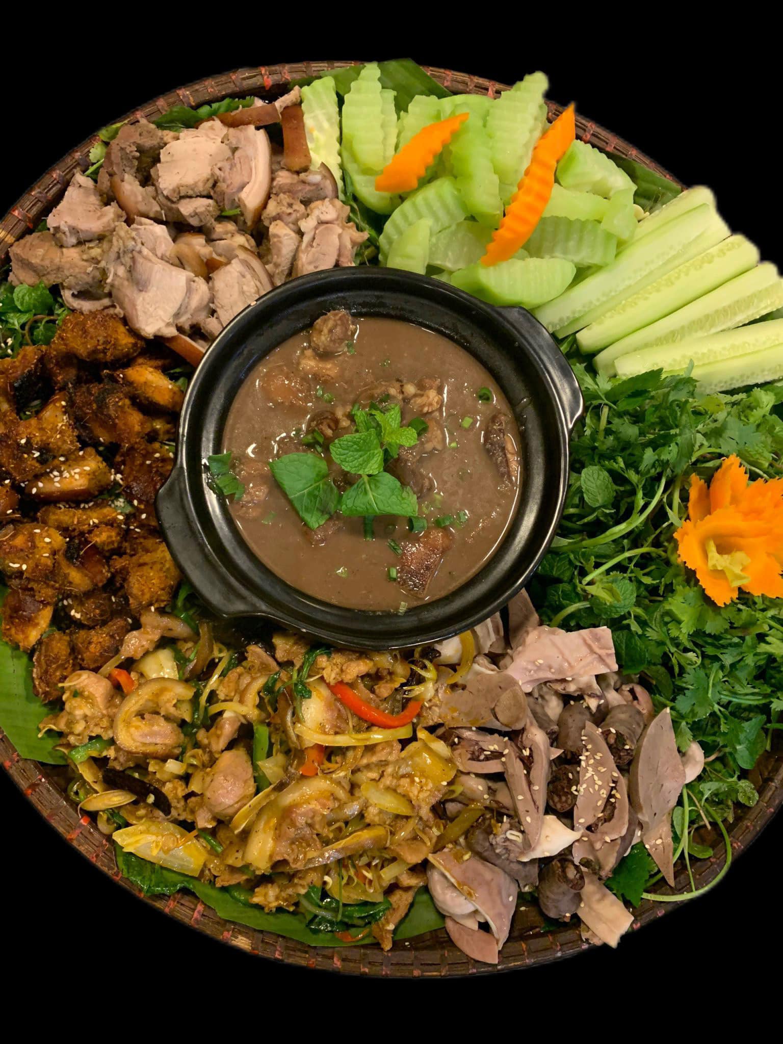 Bên cạnh lợn bản, thực đơn còn có nhiều món đặc sản Tây Bắc khác như lẩu cá hồi, lẩu cá tầm, gà nướng, nai xào rau rừng, gỏi cá hồi, cá suối chiên, kết hợp cùng các loại rau rừng theo mùa.