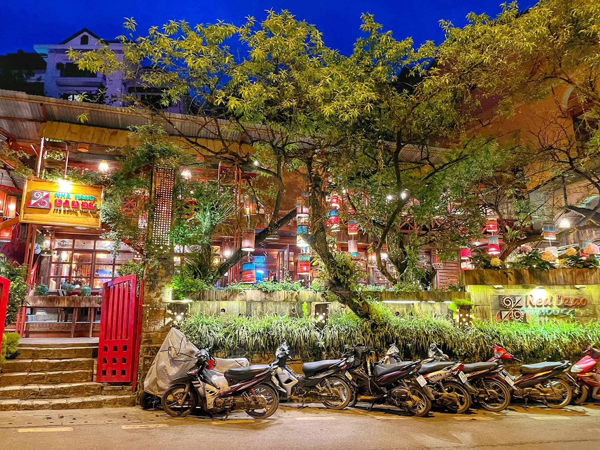 Buổi chiều, từ nhà hàng, bạn có thể tiếp tục dạo quanh chợ Sapa, Nhà thờ Đá, quảng trường trung tâm, mua sắm đặc sản hoặc đơn giản là ngồi cà phê ngắm phố núi trong sương.