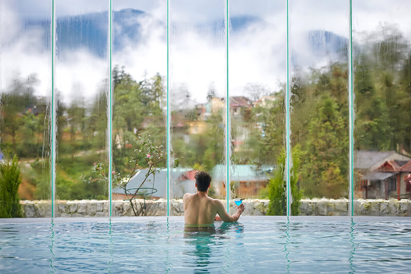 Resort sở hữu bể bơi tràn viền nước nóng, được thiết kế sang trọng, kết hợp khu vực phục vụ đồ uống ngay tại hồ, mang đến cảm giác nghỉ dưỡng đúng chuẩn cao cấp.