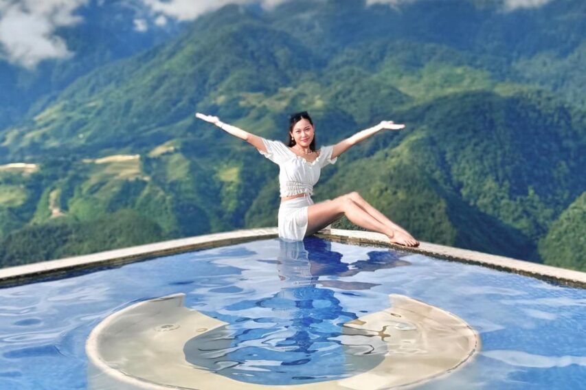 Pistachio Hotel Sapa gây ấn tượng mạnh với bể bơi vô cực ngoài trời trên tầng rooftop, được thiết kế với chi tiết dát vàng 24K.