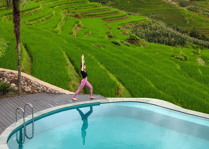 Du khách có thể bắt đầu chuyến đi bằng việc đến Sapa vào buổi trưa hoặc đầu giờ chiều, nhận phòng tại khách sạn có bể bơi vô cực và dành trọn khoảng thời gian còn lại để nghỉ ngơi, thư giãn.