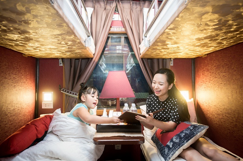 Sapa hiện chưa có sân bay đi vào hoạt động, do đó phương tiện chủ yếu là tàu hỏa, xe khách giường nằm.