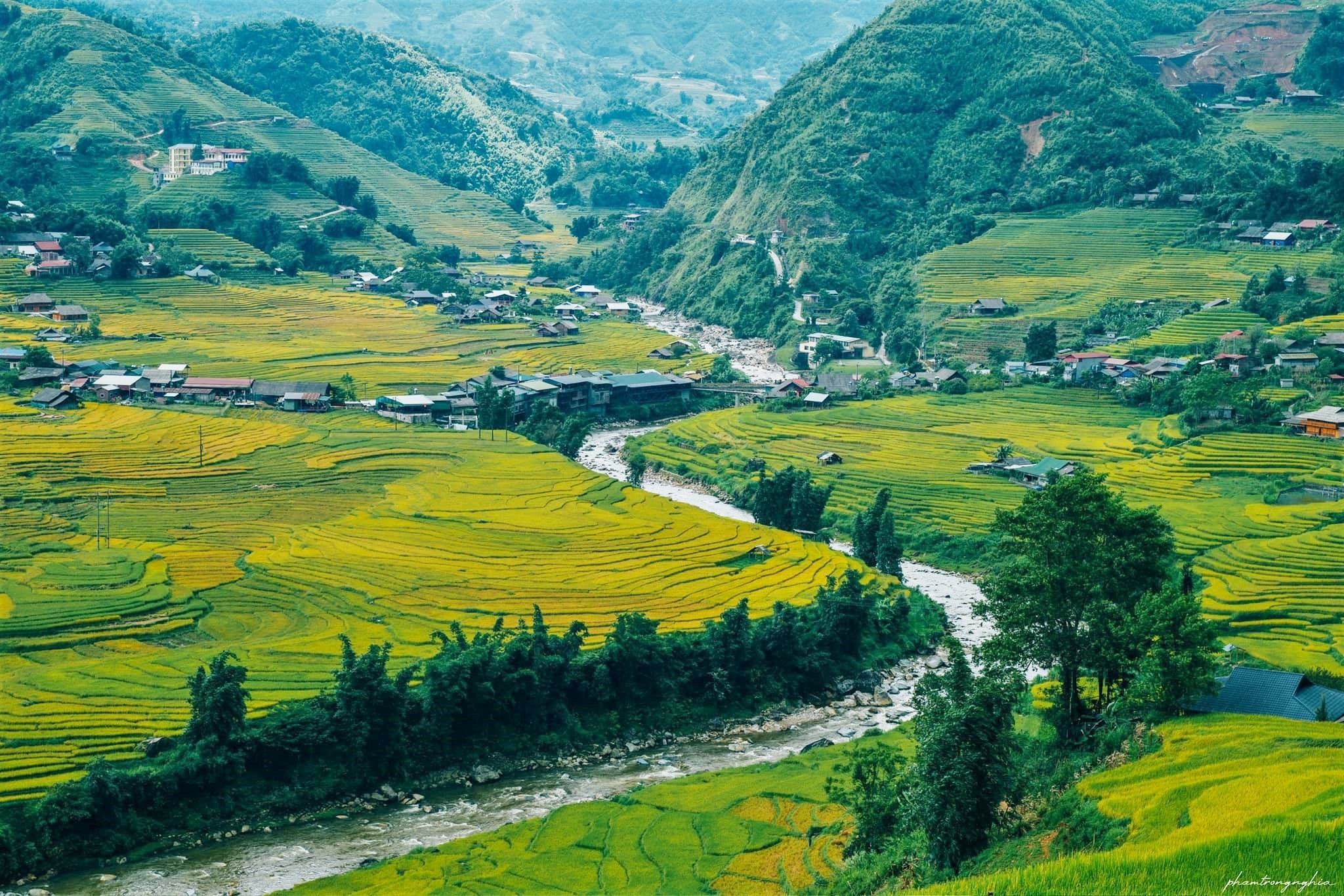 Dọc theo chiều dài gần 15 km, suối Mường Hoa không chỉ hấp dẫn bởi cảnh sắc thiên nhiên mà còn bởi hệ thống biểu tượng và điểm nhấn văn hóa – du lịch đã gắn bó với thung lũng này qua nhiều thế hệ.