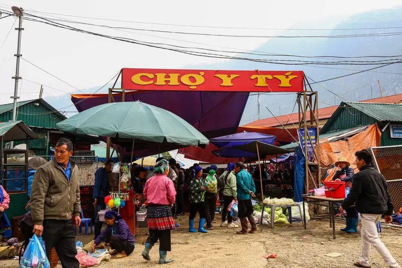 Hoà nhập vào đời sống văn hoá địa phương tại chợ phiên Y Tý. 