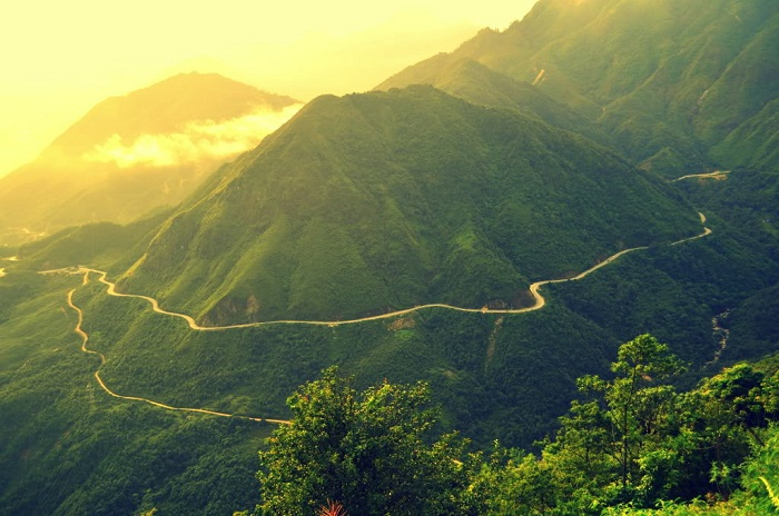 Đèo Ô Quy Hồ gây ấn tượng bởi địa hình hiểm trở.