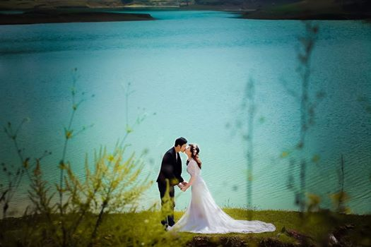 Nhiều gặp đôi lựa chọn hồ Cán Cấu để lưu lại những kỷ niệm lãng mạn.