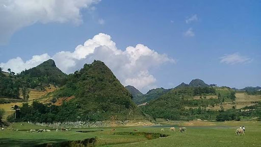 Khung cảnh thiên nhiên độc đáo tại hồ Cán Cấu. 