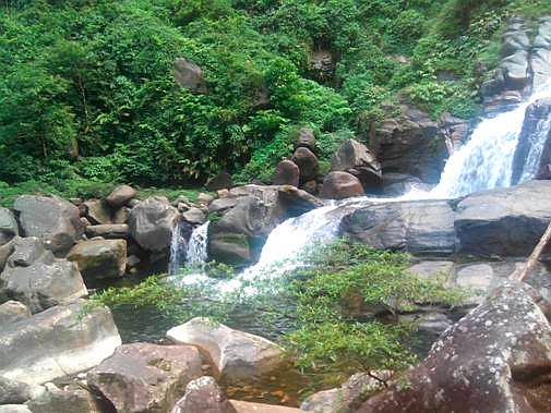 Khung cảnh thiên nhiên hùng vĩ tại thác Bay Liêm Phú