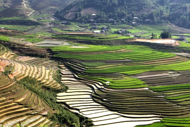 Khung cảnh ruộng bậc thang Cao Phạ mùa nước đổ.